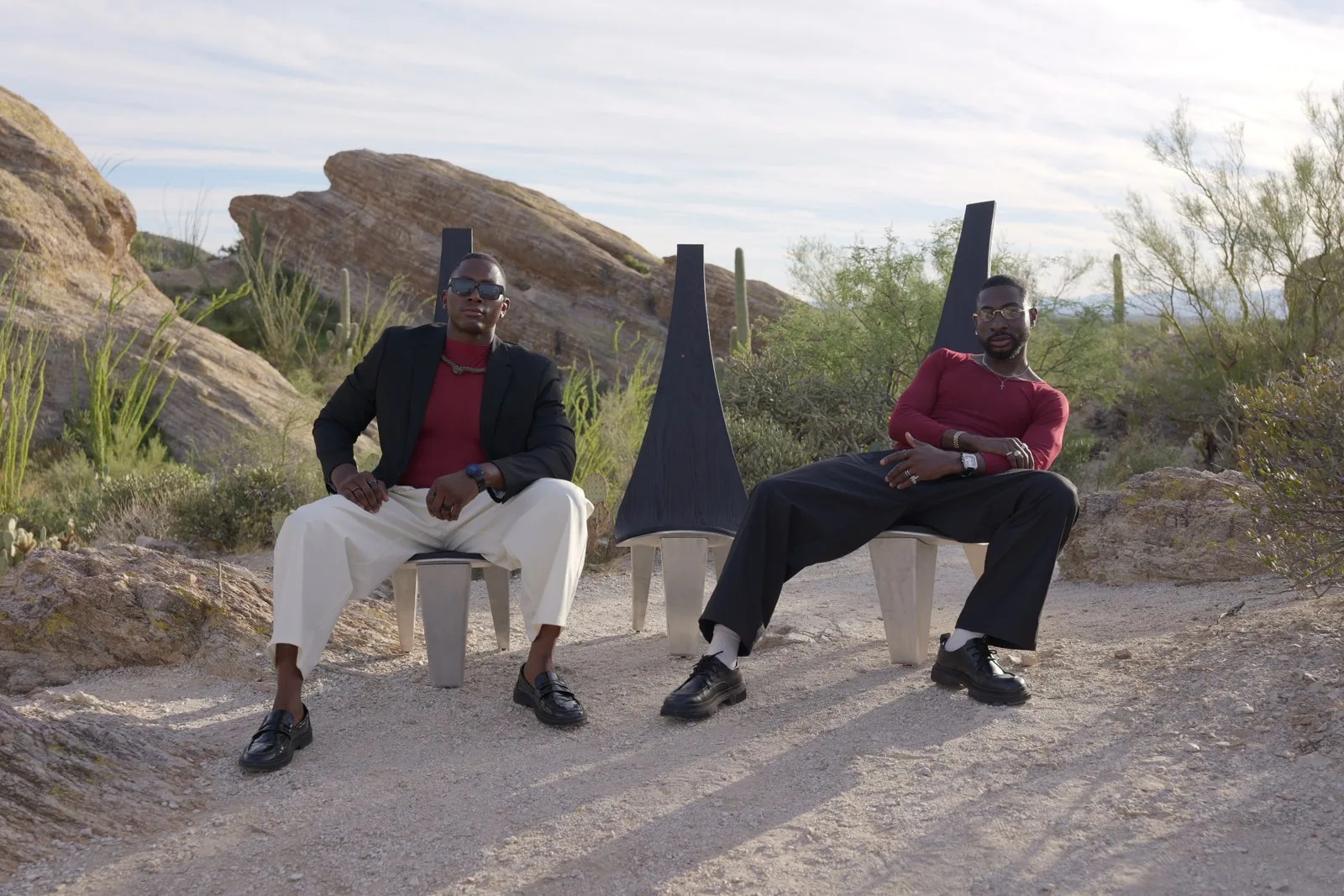 DÂ-NIYI chairs with models in the desert campaign