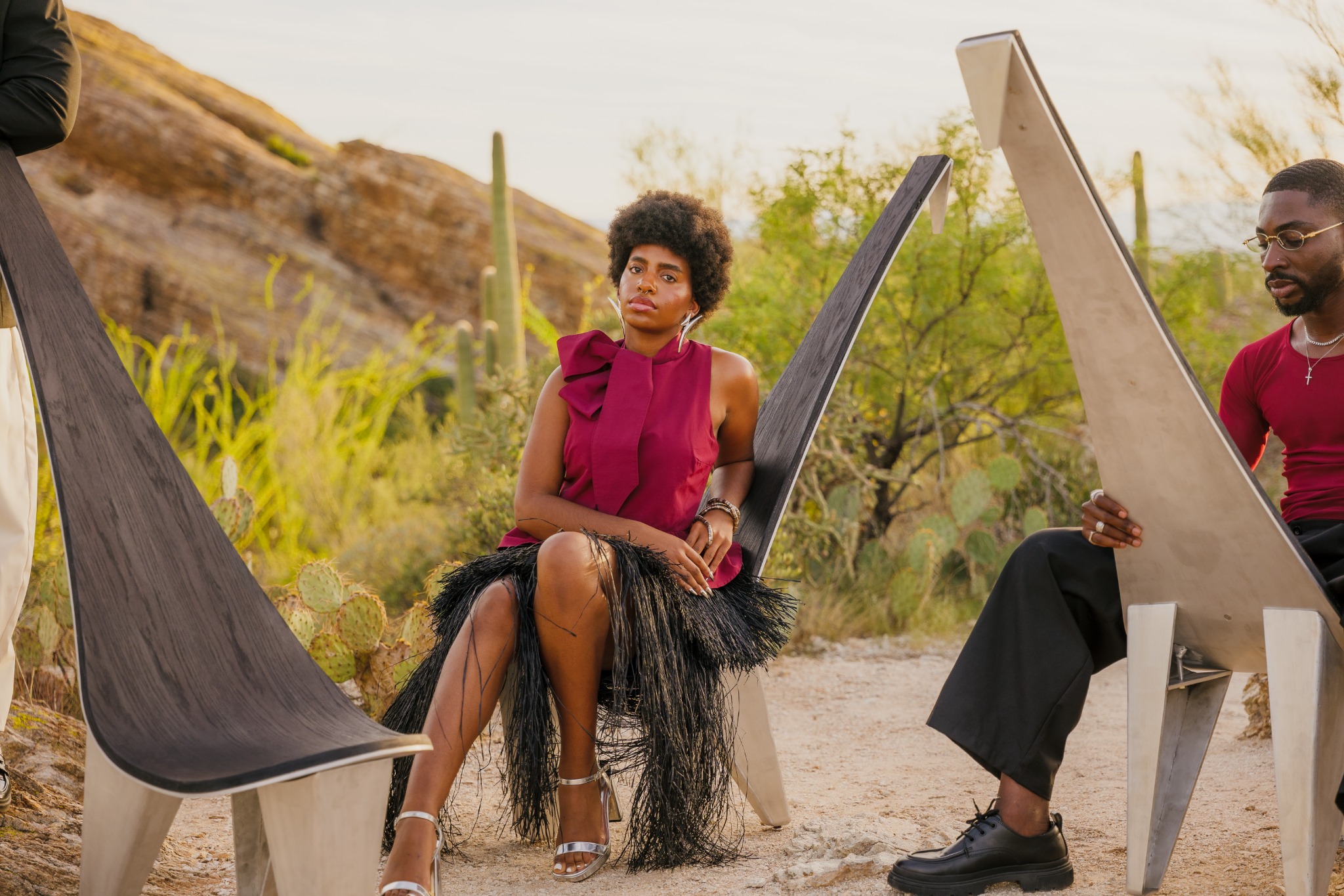 DÂ-NIYI modular chairs arranged with people in the desert