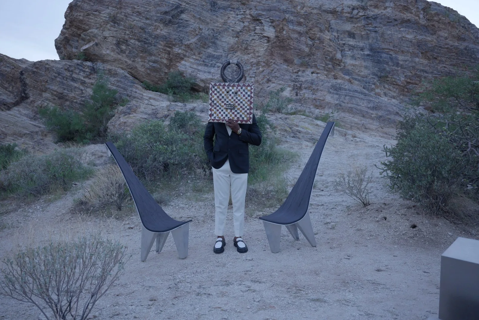 DÂ-NIYI photographed in the desert during the campaign